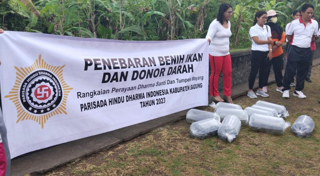 Penebaran Benih Ikan oleh PHDI Kabupaten Badung di Tukad Yeh Poh, Bersama-sama Kita Melestarikan Ekosistem Perairan